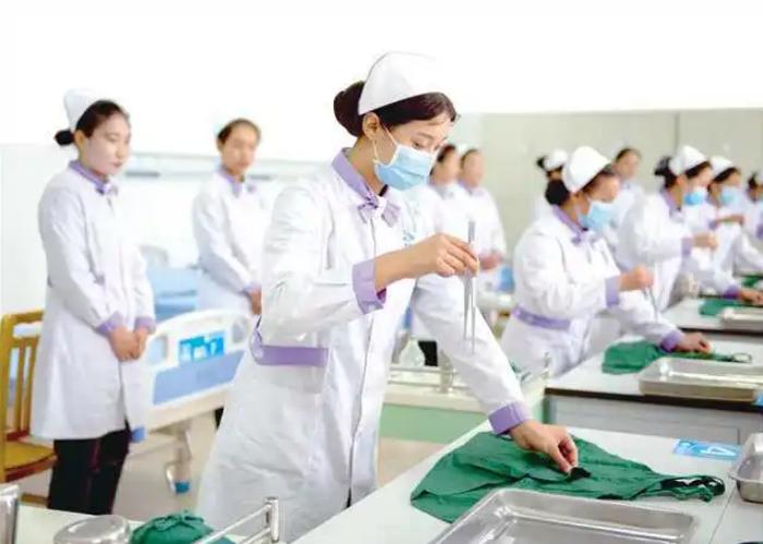 本科女生就业前景比较好的专业,适合女生本科就业前景好的专业