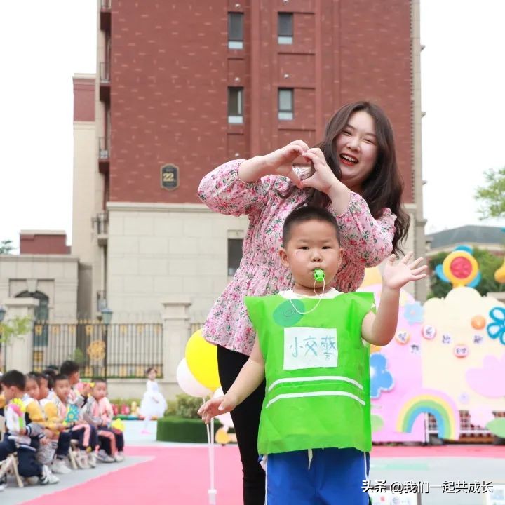 六一环保时装秀视频,幼儿园六一儿童节环保时装秀