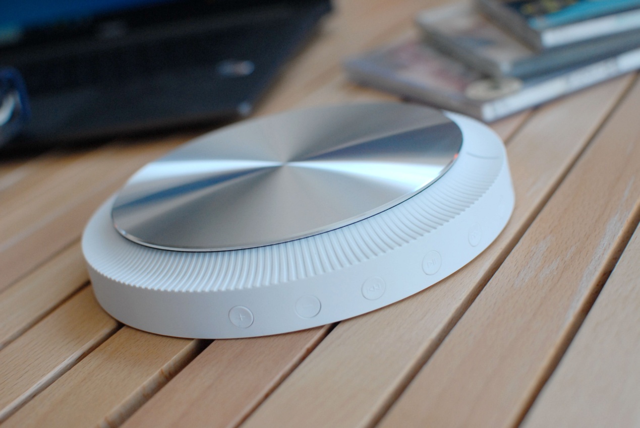 带着露营车出去露营,带着音响去露营