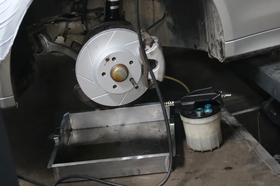 搞了辆“破烂不堪”的老款轿跑，进厂重造大翻新，满血复活变新车