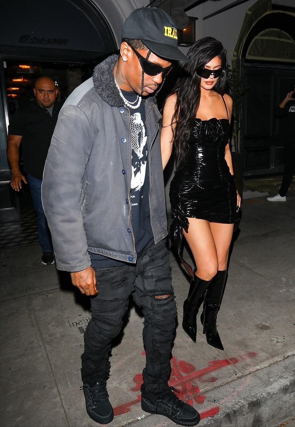 金小妹难得和黑人男友出街秀恩爱！男友总是低着头，金小妹好惊艳