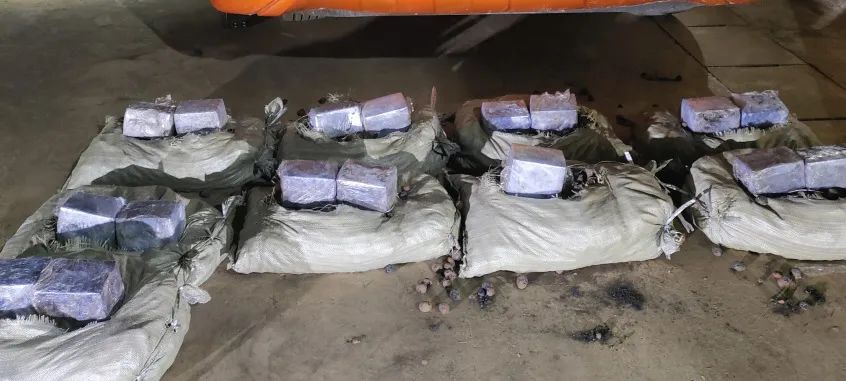 新春走基层风雪边关收到暖心年货,新春走基层年货走俏年味浓