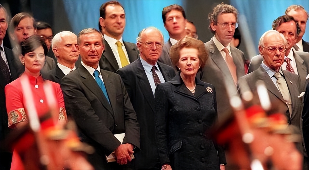 1997年香港回归前，英国又在背后搞鬼，江*民泽**：你越压，我越硬