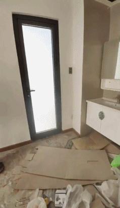 女孩子看起来外表美丽，其实裤袜已经掉到大腿根了！哈哈哈