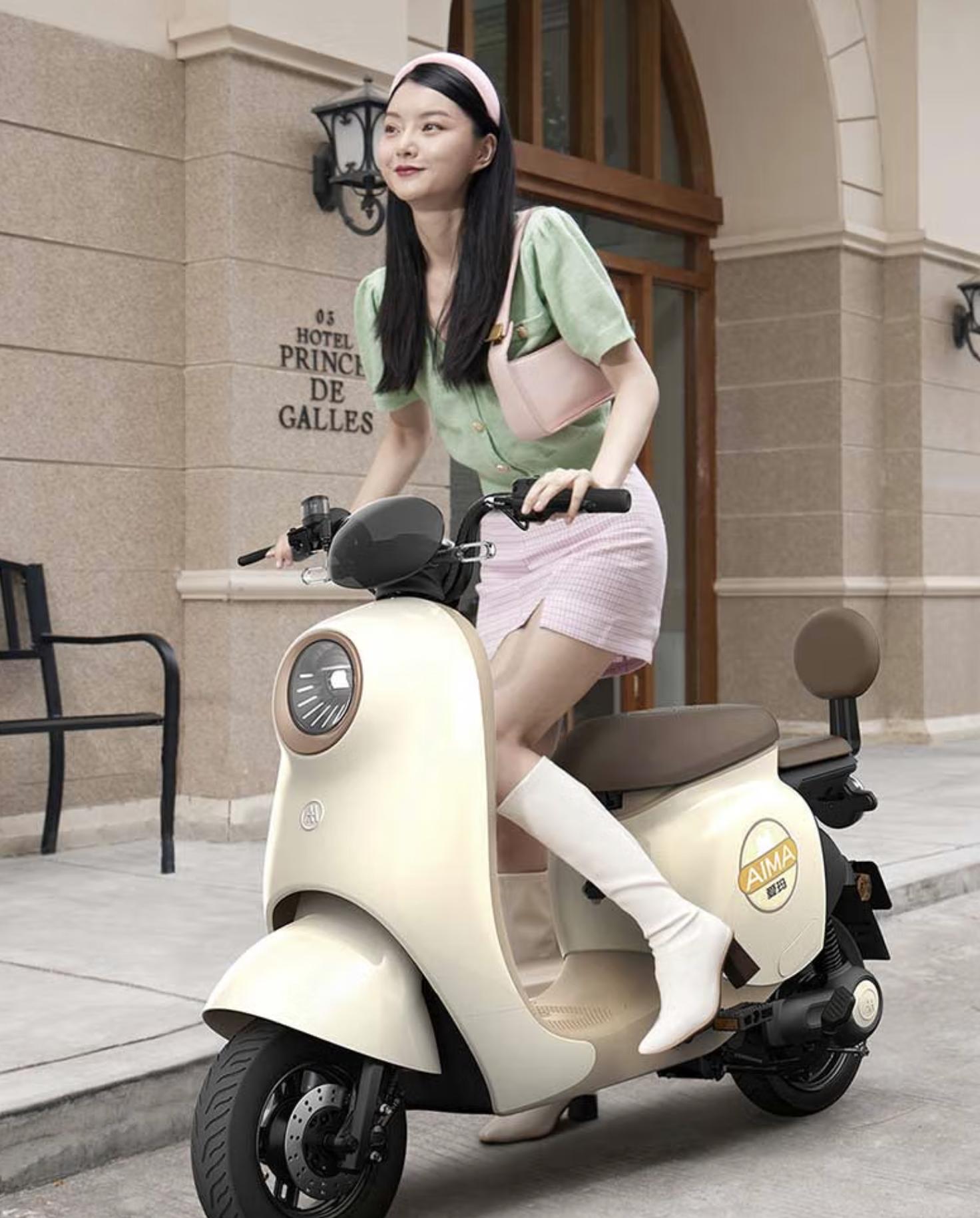 新能源两轮电动车推荐女生代步,最适合代步的小型电动车