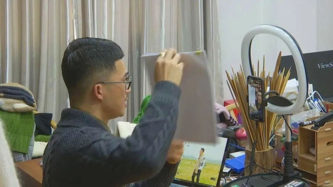 85后小伙辞职回乡织毛衣，年入500万，两登央视，一件毛衣卖8990，有何过人之处？