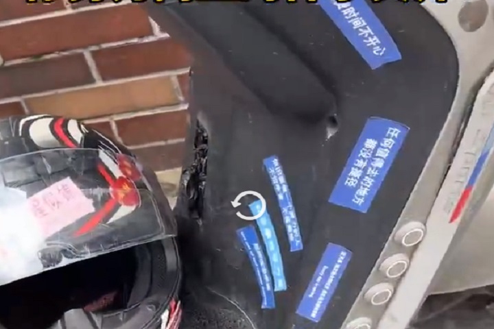 外卖小哥送餐参加高考,外卖小哥骑送餐车高考求助交警