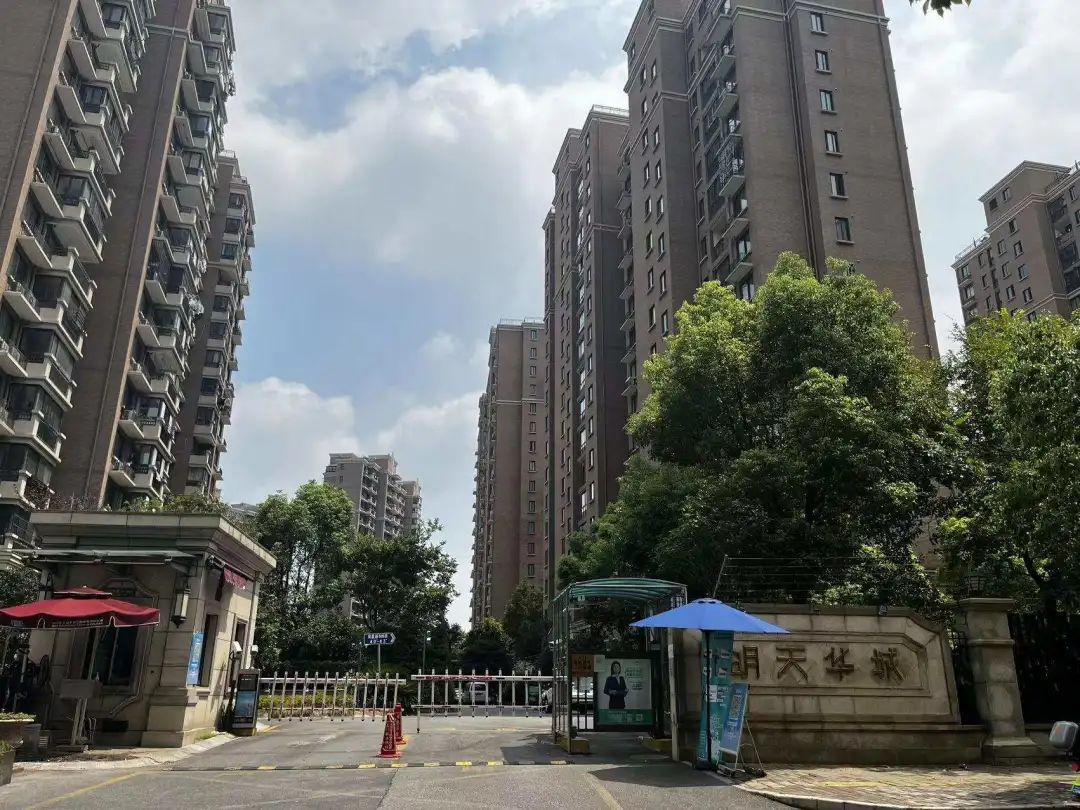 上海繁华地段的老破小,上海繁华地段和贫民区对比照