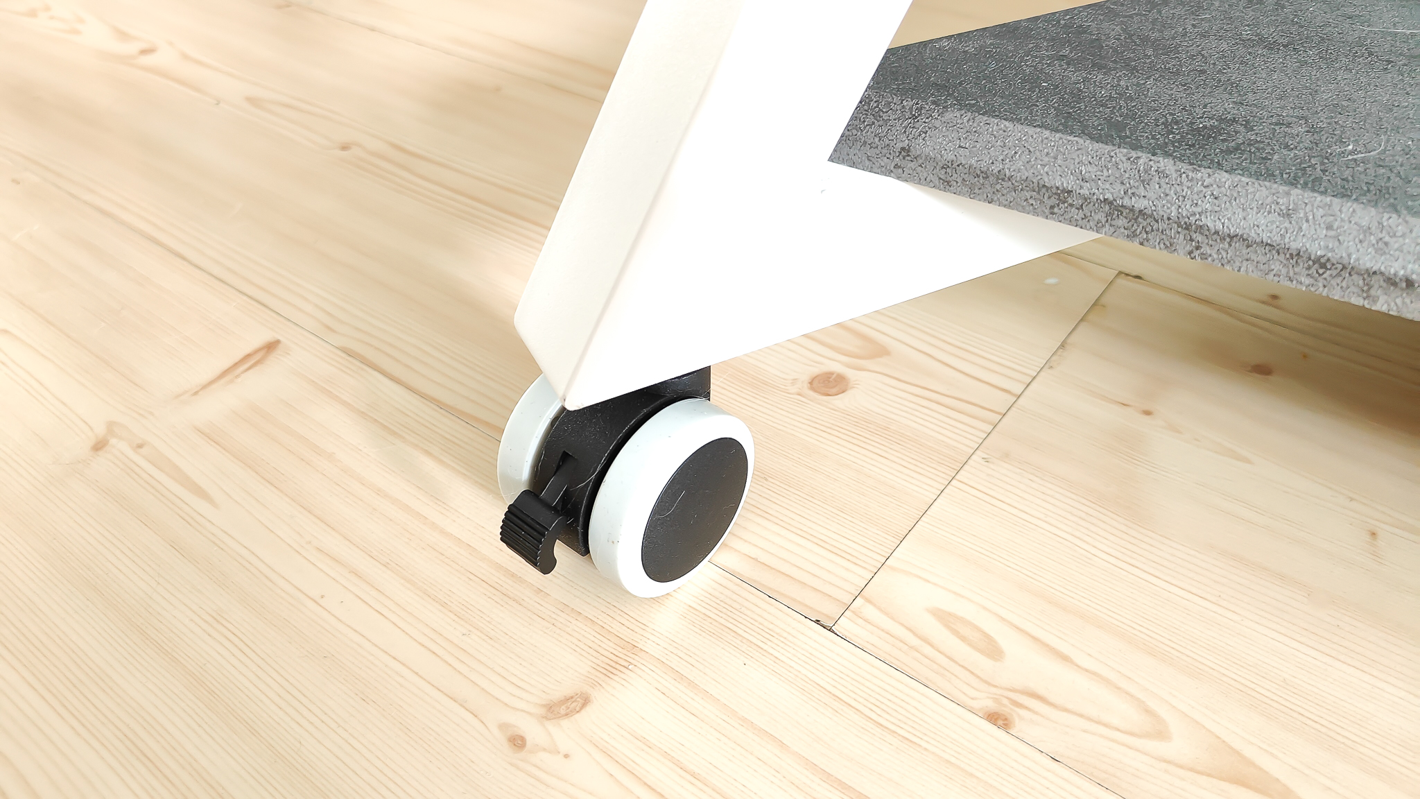 还在纠结电视用壁挂还是电视柜？有第三种方法！从此处处是C位