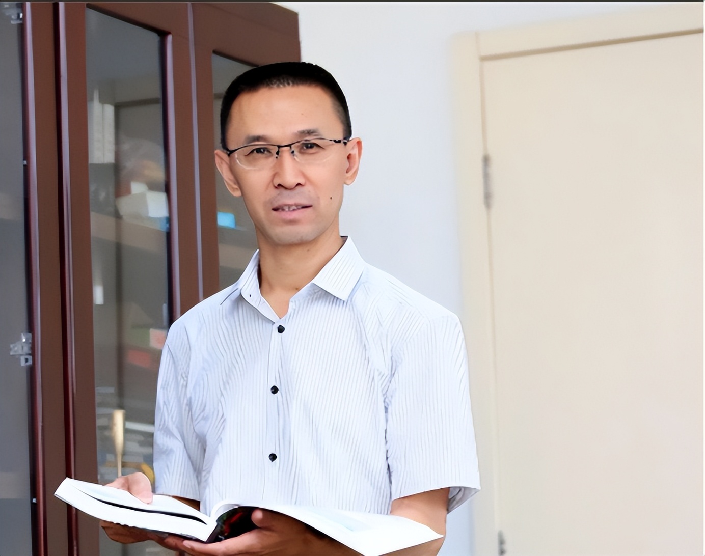 央视主持人海霞经历及婚姻家庭,海霞嫁清华教授恩爱23年视频播放