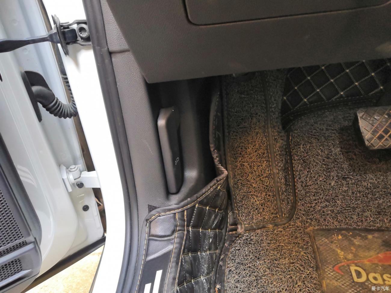 用玻璃清洁剂去除油膜,使用油膜清洗后玻璃雾蒙蒙