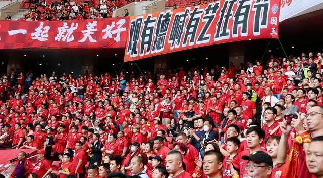 申花绝杀海港球迷的欢呼声,山东泰山迎战上海申花球迷庆祝
