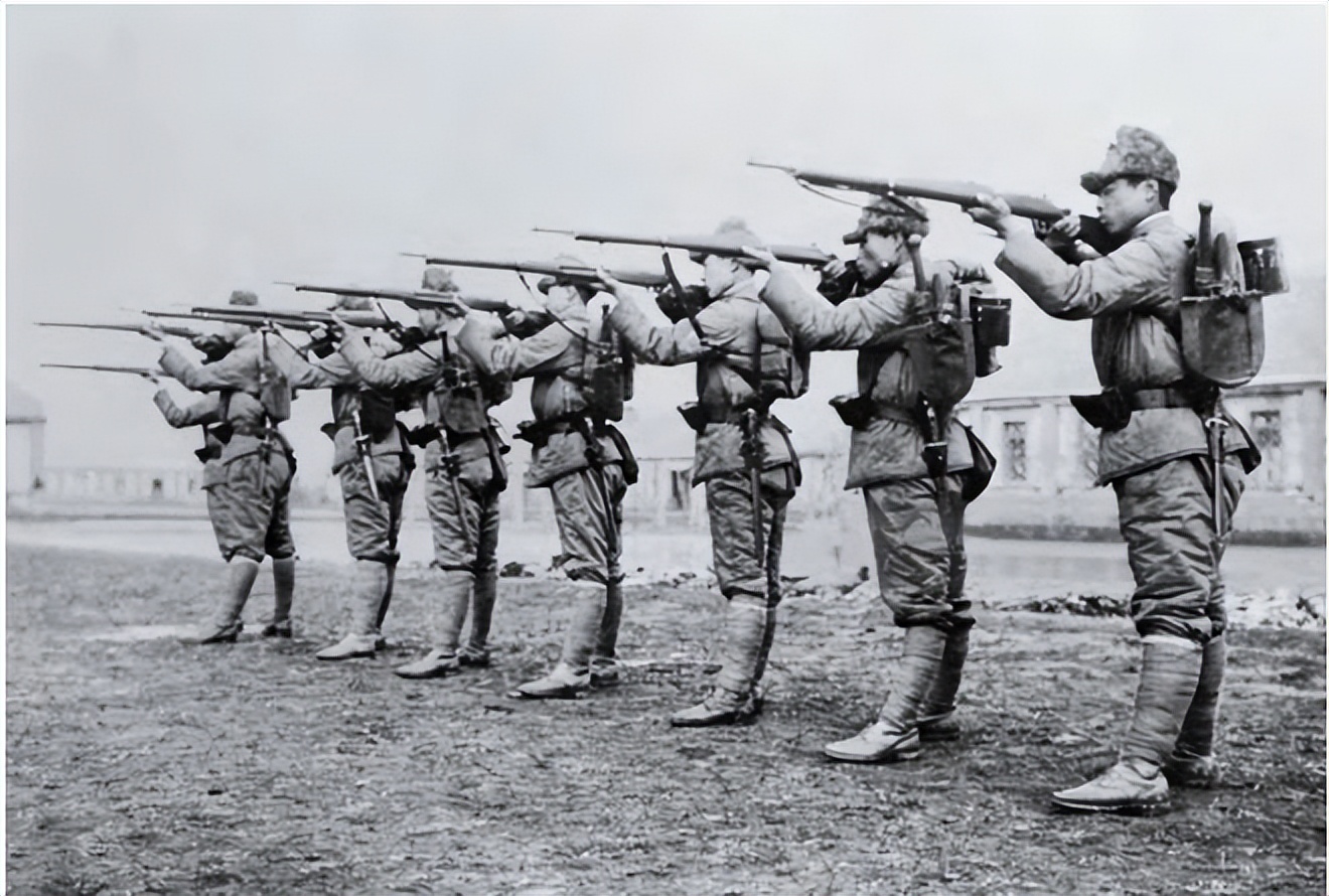 1948年，营口国民*党**军政首脑开会，警卫员端冲锋枪冲入：都不许动