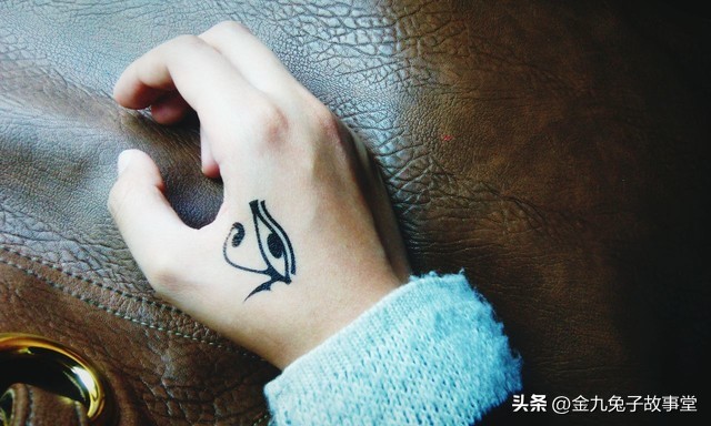 一个男孩全身都是纹身,一个男孩身上全部纹身