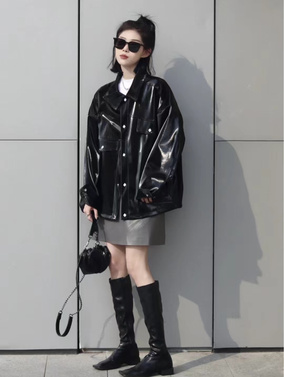 黑色皮衣怎么搭配才显高级,绯红色皮衣怎么搭配秋冬