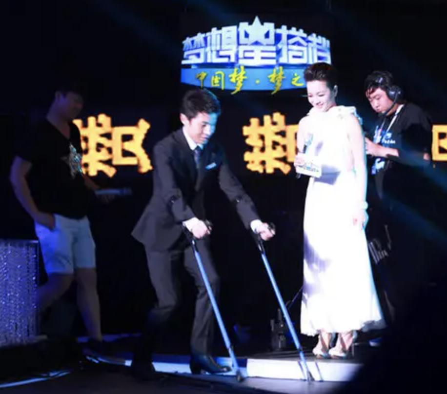 任鲁豫的伤情令人揪心！5位主持人意外摔倒后，展现出敬业和情商