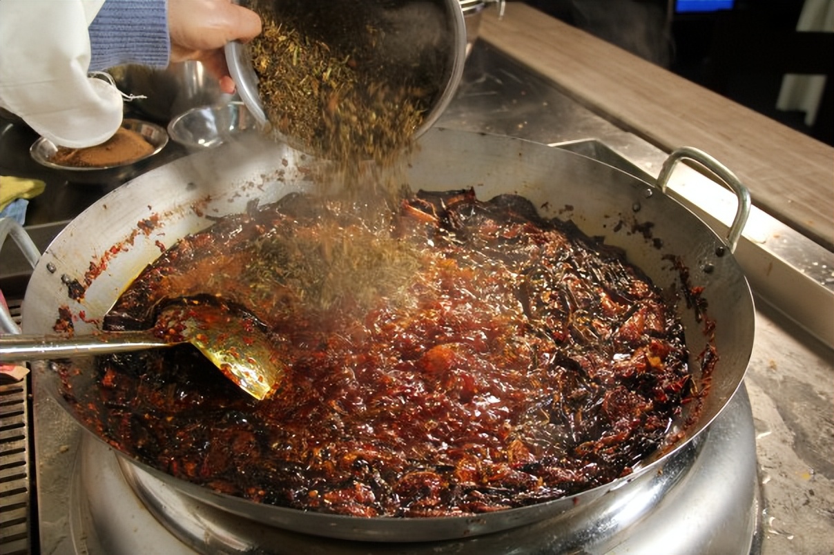 如何牛油火锅底料清澈红亮,炒好火锅料