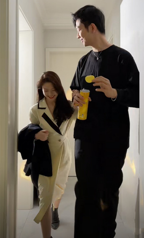 1米58女孩太会打扮，穿搭显瘦又显高，和1米9帅哥一同出镜真登对