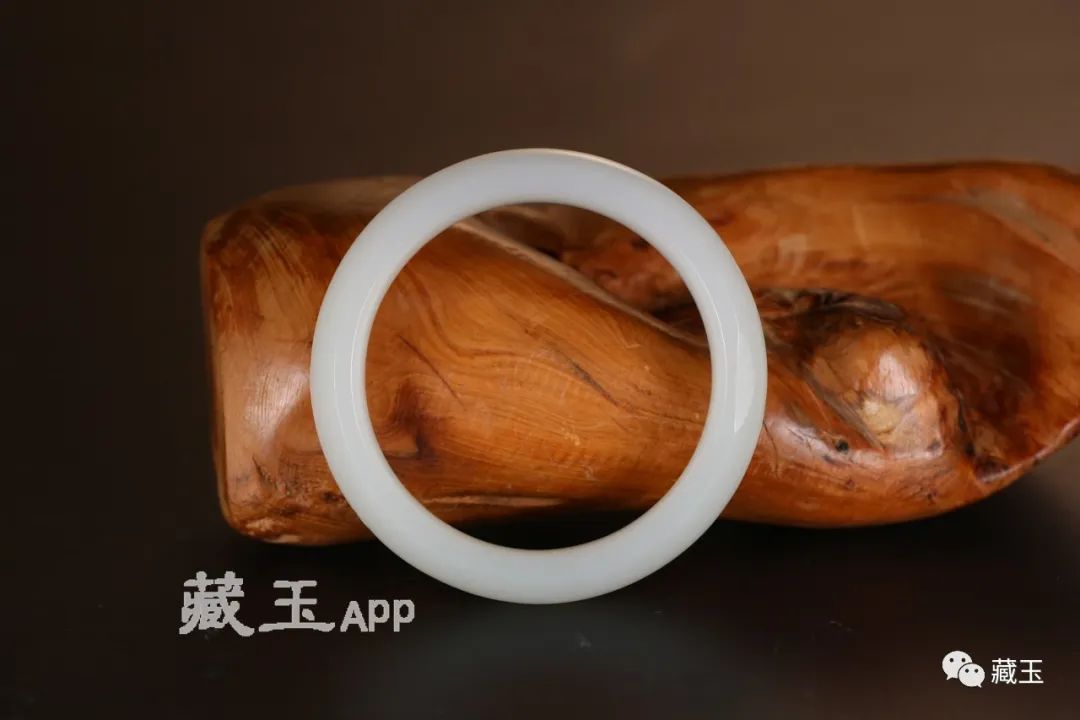 百万和田羊脂玉手镯视频,百万级的玉手镯