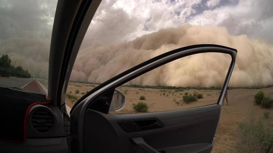 风沙天出行奢品怎么搭看这篇京东新百货风沙天奢品穿搭指南就够了