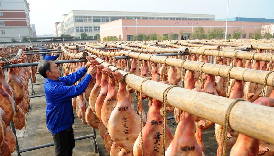 养猪大叔一年赚多少钱,四川大爷养猪完整视频