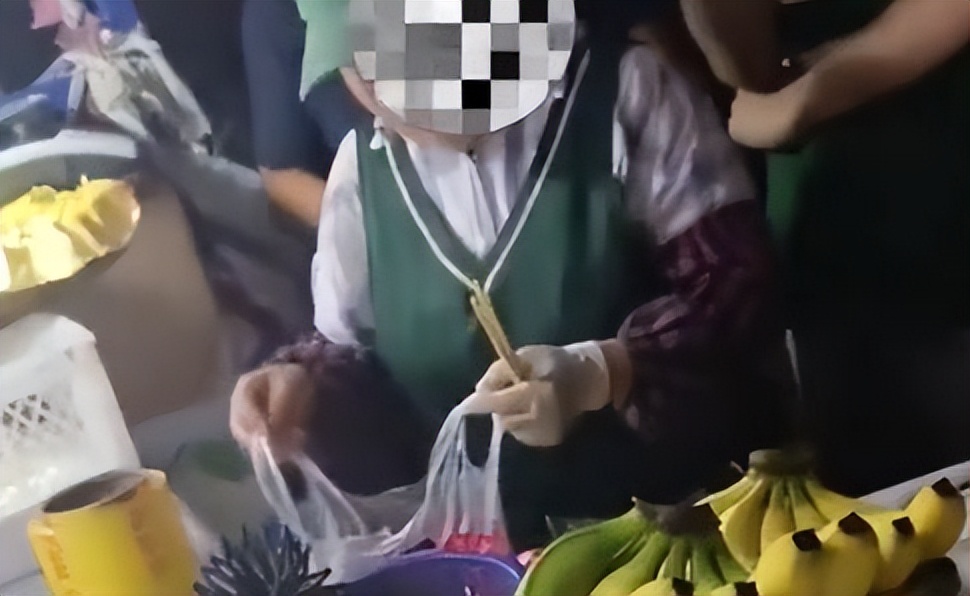 买5斤西瓜少2斤黑心商贩遭怒怼,大学生买西瓜被缺斤少两