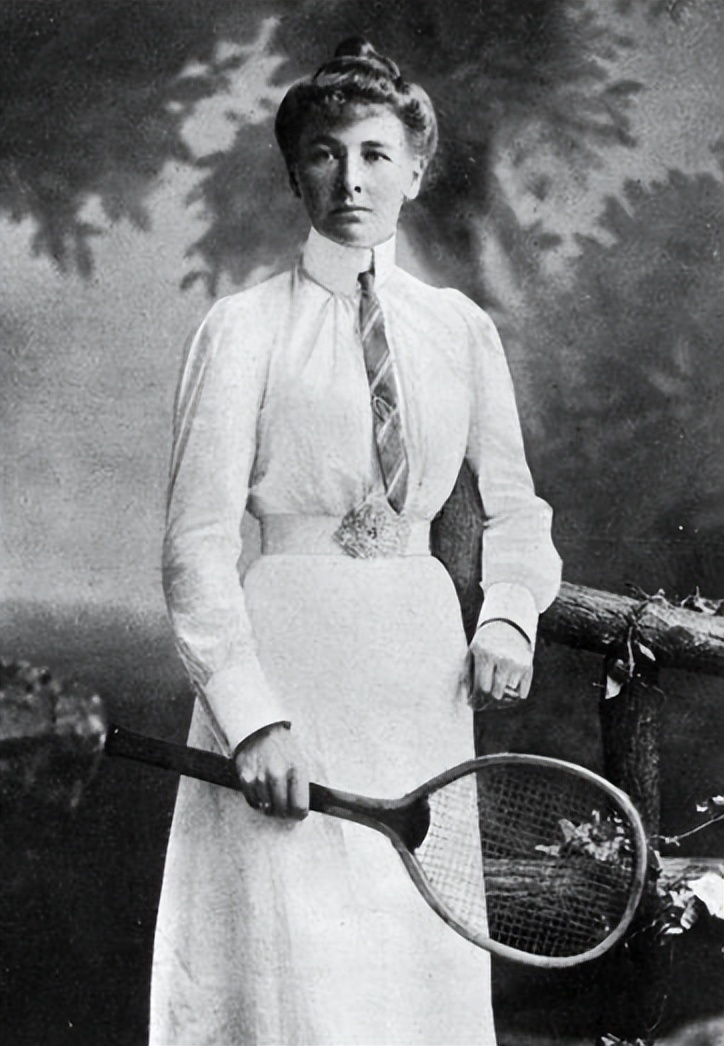 网红阿爽铁三穿着引争议,阿爽打扮