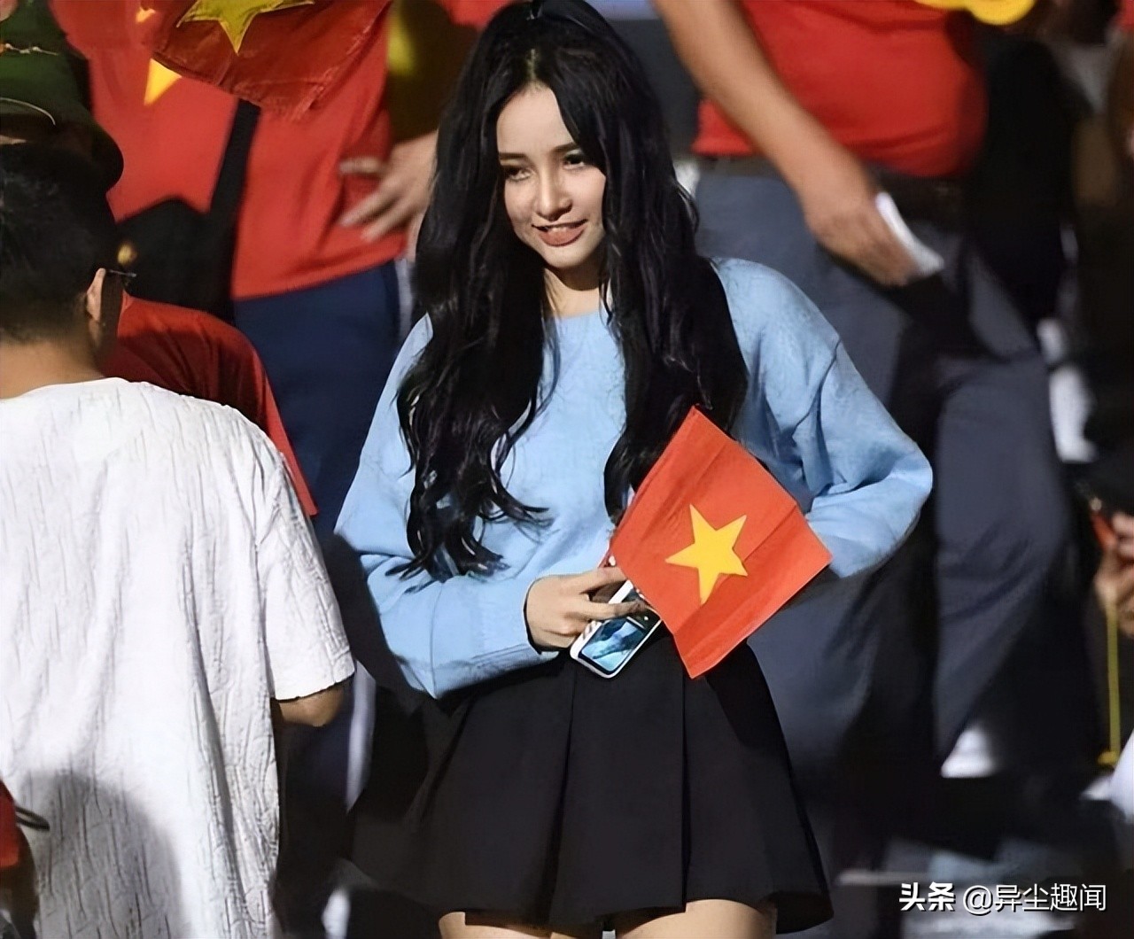 美到忘记看比赛!球场边越南的笑颜美女甜美爆红