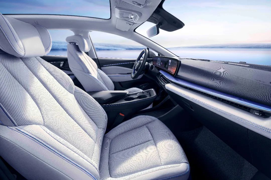 颜值和配置真的能打，别克E4纯电轿跑SUV上市