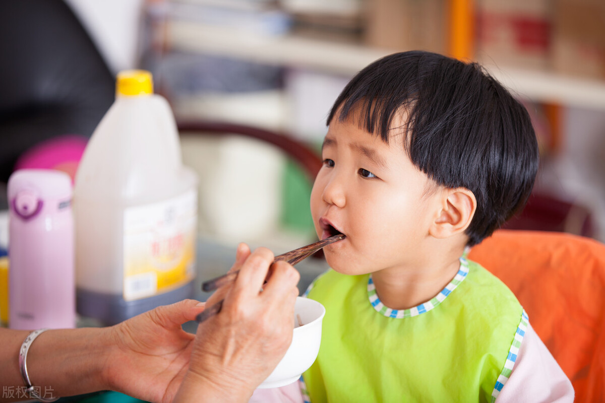 孩子在幼儿园可以自己吃饭8个优势，在家要喂饭8个原因，如何改变