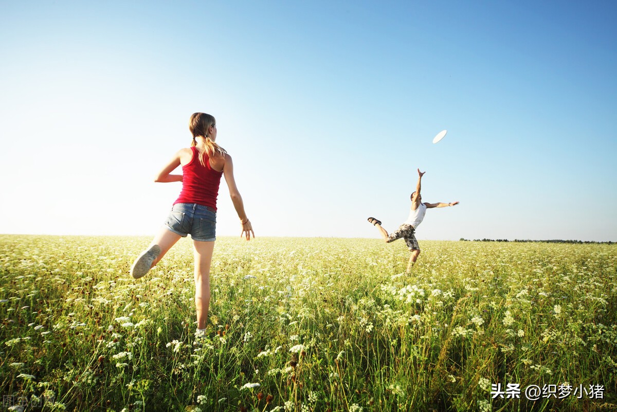 足球场应该踢球还是玩飞盘,为什么踢足球还玩飞盘