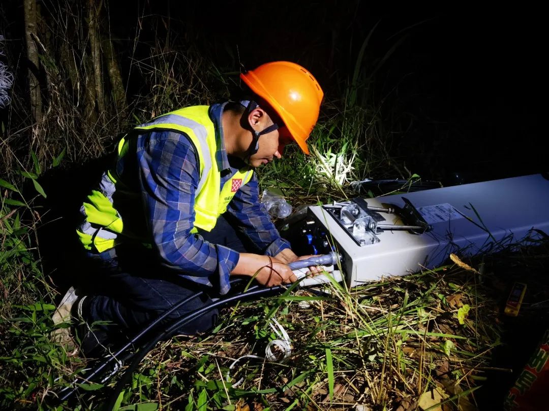 东航客机搜救现场画面,东航坠机搜救现场