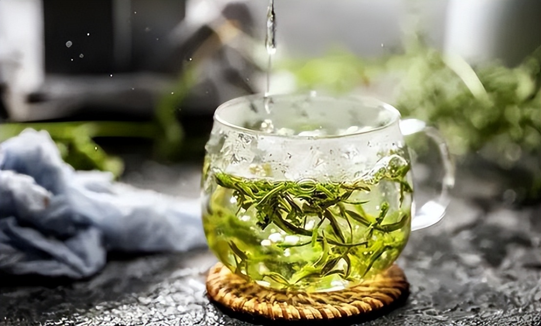 天气闷热你要记得多喝水防中暑,天气热了三步解暑方法