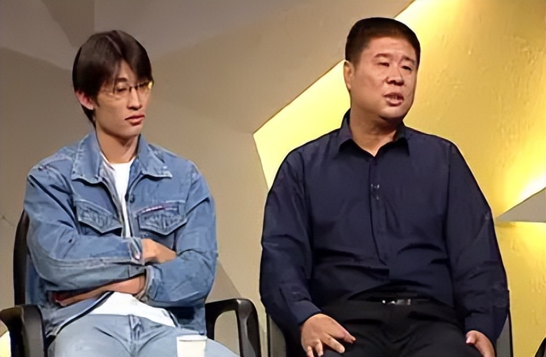 眼镜飞人胡凯：18岁才练习百米却加冕世界冠军，如今是清华副教授