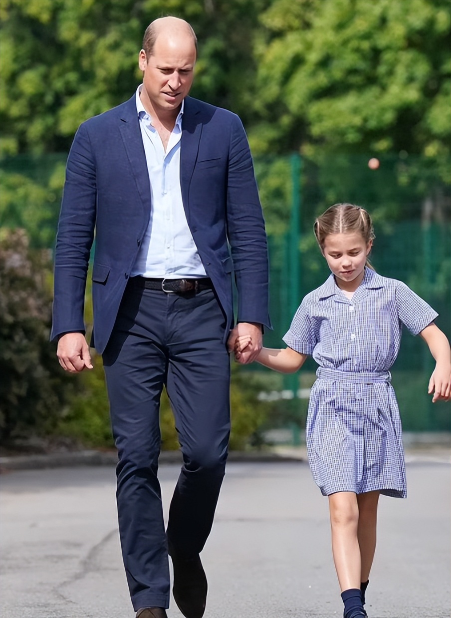 英国女王的四位子女,英国女王几个孩子分别有多大