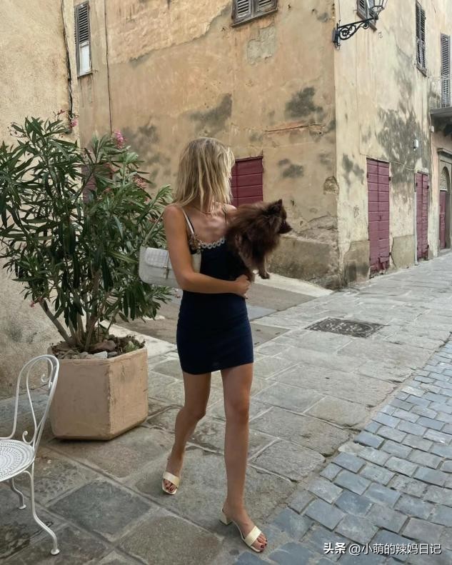 显脚白要什么颜色鞋子,脚黑适合什么颜色鞋子