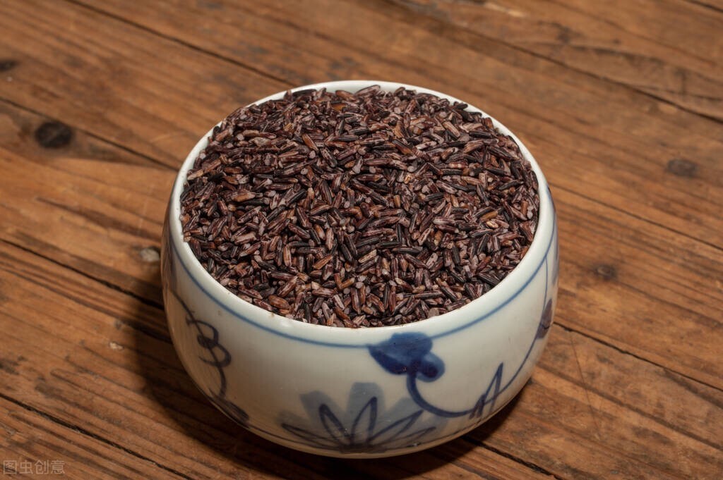 黑米用蒸屉蒸需要泡多长时间,黑米用温水浸泡多久可以蒸米饭