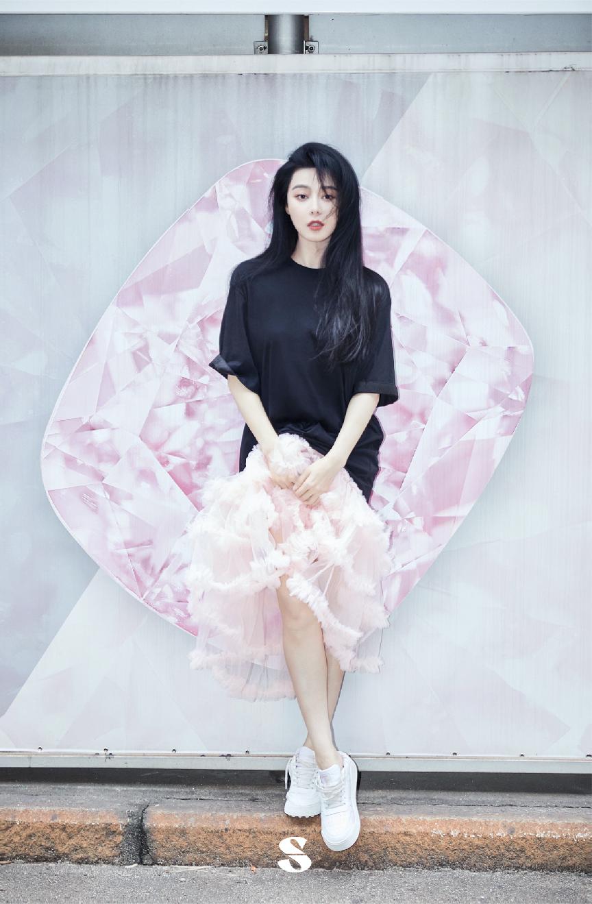 范冰冰黑白格子外套巴黎街拍,范冰冰街拍穿搭冬季粉色羽绒服