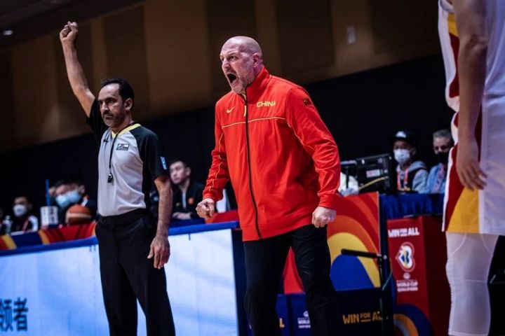 中伊之战最大收获乔帅终找到男篮外线组合说明书