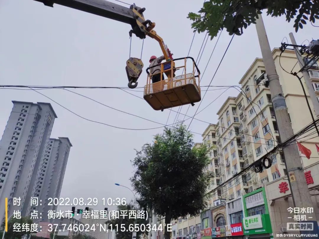 创城工作清除多余垃圾美化环境,创城清理窗户堆积物