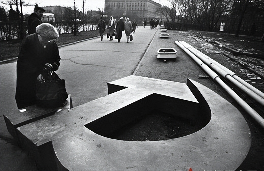 苏联解体后，俄罗斯人民过得幸福吗？美国的行为说明了一切！