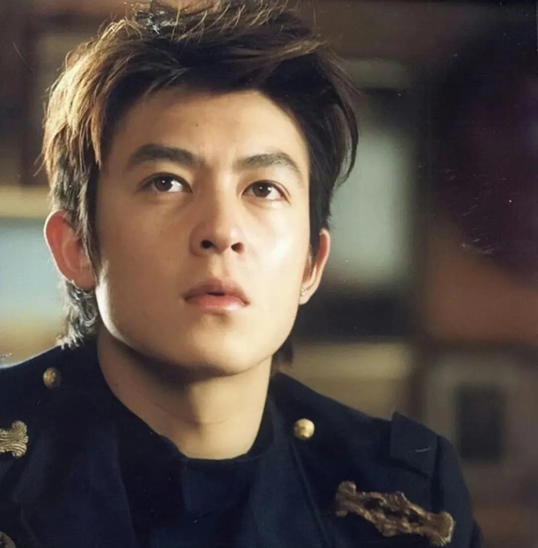 男生头像冷酷帅气,男生头像干净高级质感