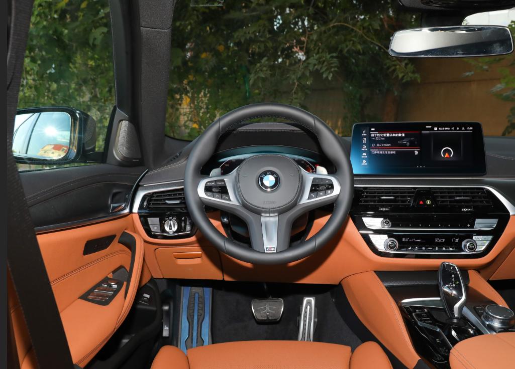 评测2022款宝马五系进口版，标准轴距带来更好操控性