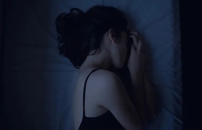 人到中年跟异性约会，亲吻早已过时了，现在流行这3个动作