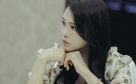 被母亲“锁铁链”，被姐夫打喂狗食，伊能静：曾活得像只野狗