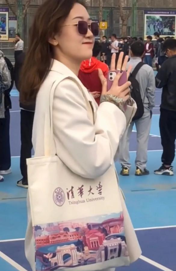 清华女大学生的“炫富照”走红：优秀的人，绝不会过低配的人生
