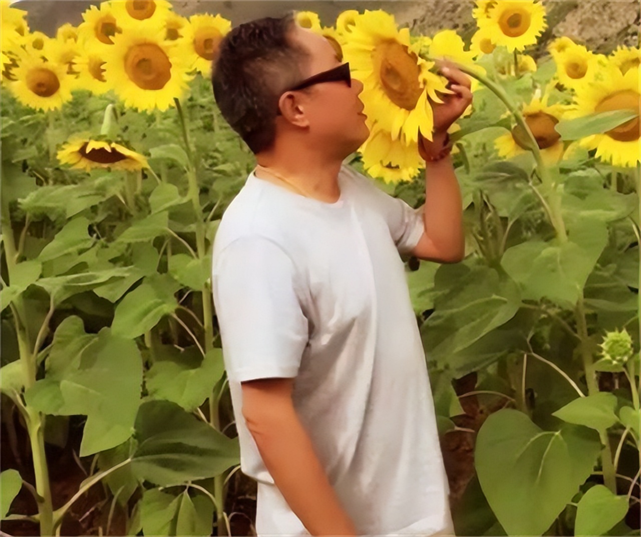 60岁，他大概是中国存活最久的艾滋病人，带着自己遗像活了十几年