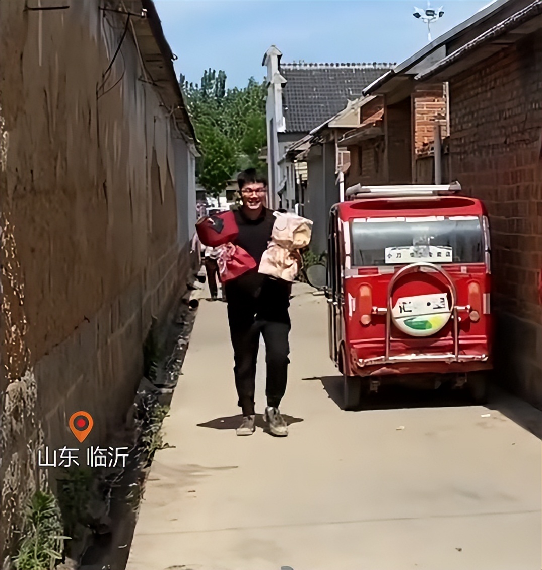 山东小伙订婚两束花献给女友妈妈,苏州男子订婚第一束花送丈母娘