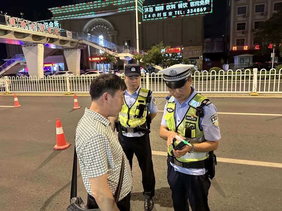 夏季行动|高新公安：警灯照夏夜藏蓝护平安