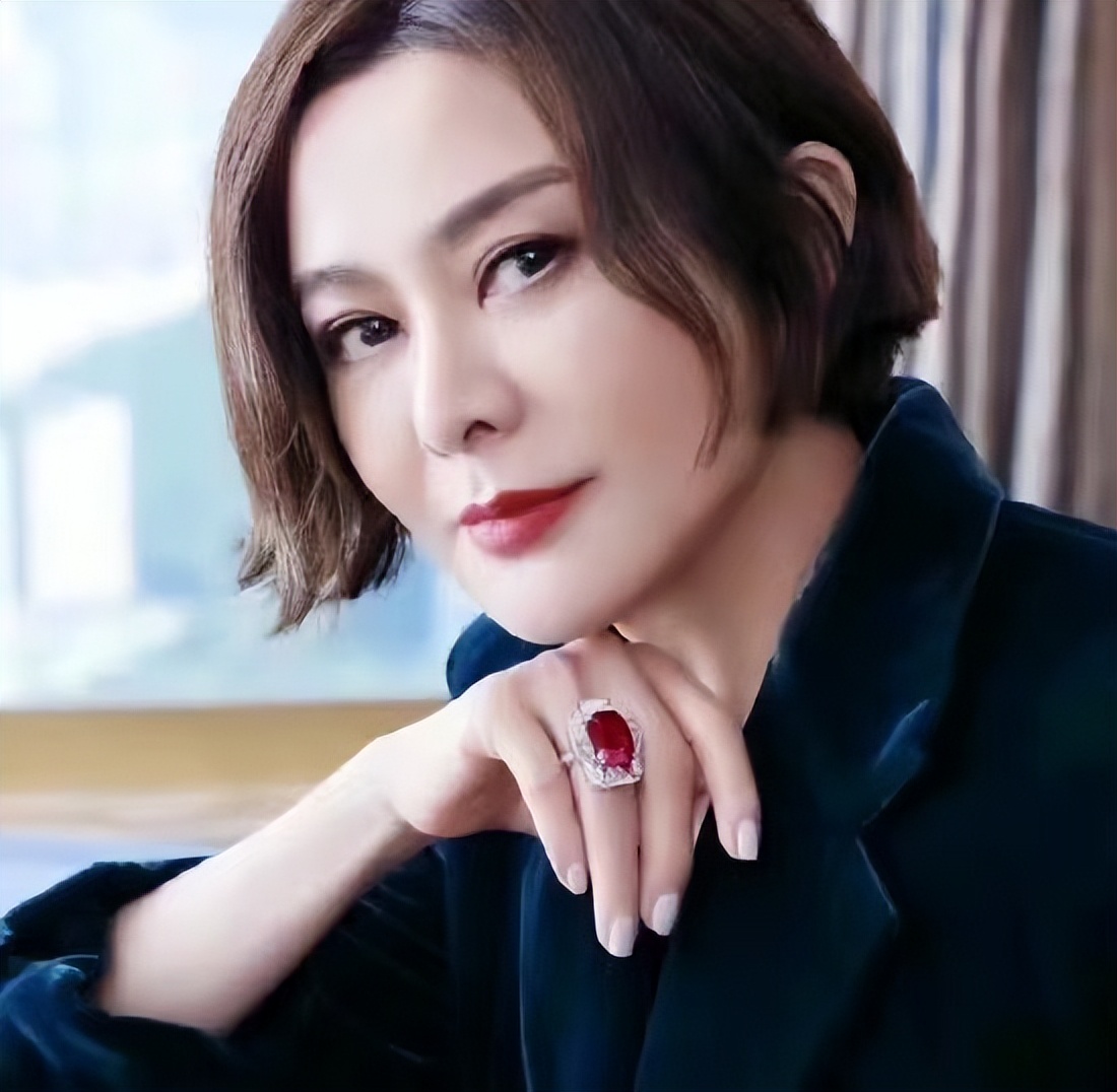 赵雅芝既优雅端庄又调皮可爱,70岁的赵雅芝滑滑板